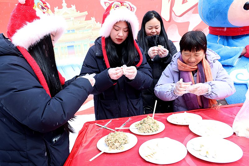 河南洛阳：万枚饺子拼出“马上团圆”