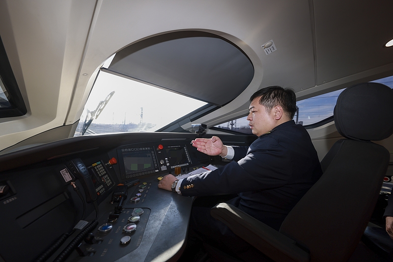 北京：高铁司机坚守岗位护航春运