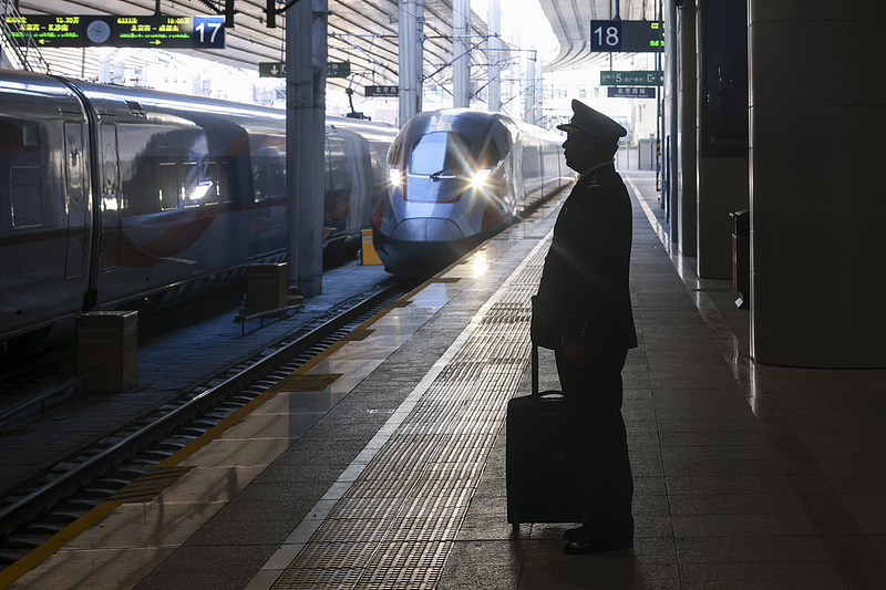 北京：高铁司机坚守岗位护航春运