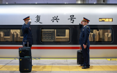 北京：高铁司机坚守岗位护航春运