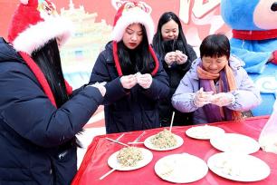 河南洛阳：万枚饺子拼出“马上团圆”