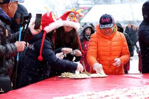 河南洛阳：万枚饺子拼出“马上团圆”