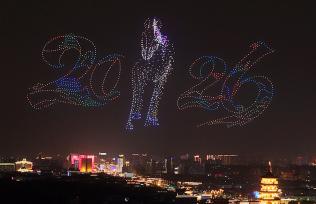 江苏扬州：无人机灯光秀贺新春