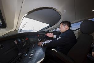 北京：高铁司机坚守岗位护航春运