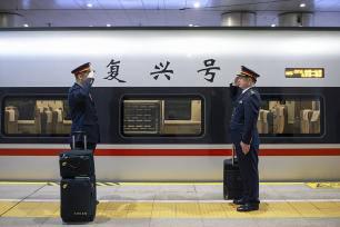北京：高铁司机坚守岗位护航春运