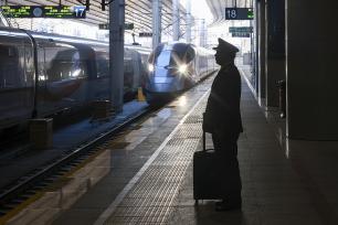 北京：高铁司机坚守岗位护航春运