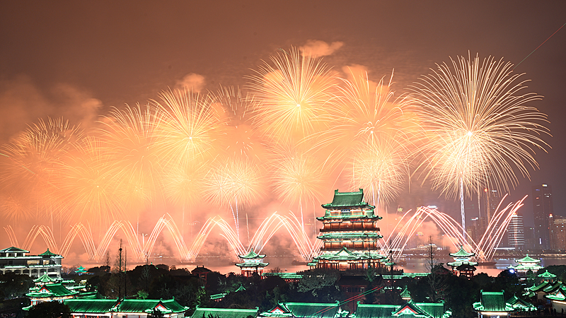 江西南昌：烟花晚会迎新春