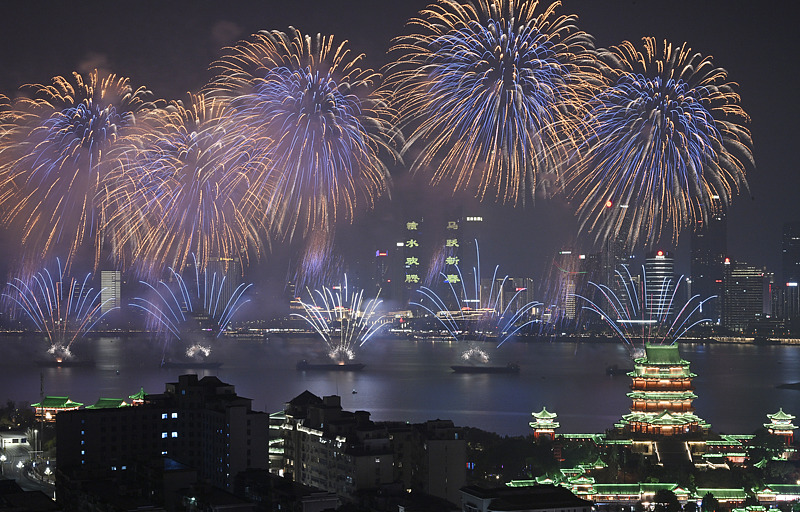 江西南昌：烟花晚会迎新春