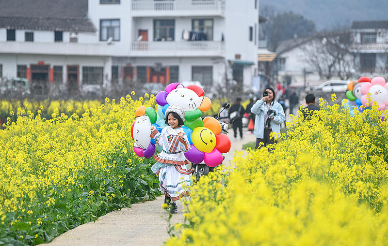 贵州兴义：民众踏青赏花享春光