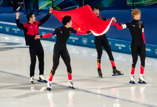 创造历史！中国队夺得米兰冬奥会速度滑冰男子团体追逐铜牌