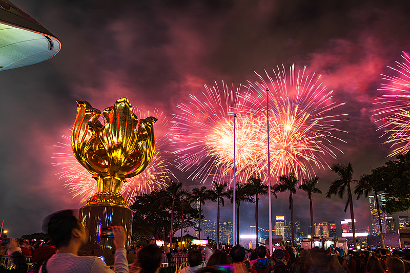 香港：马年烟花汇演照亮维多利亚港