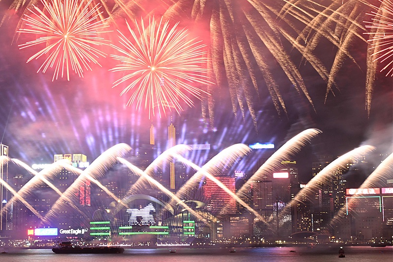 香港：马年烟花汇演照亮维多利亚港