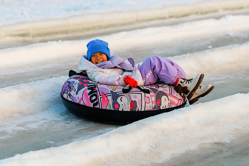 乌鲁木齐：游客体验冰雪项目