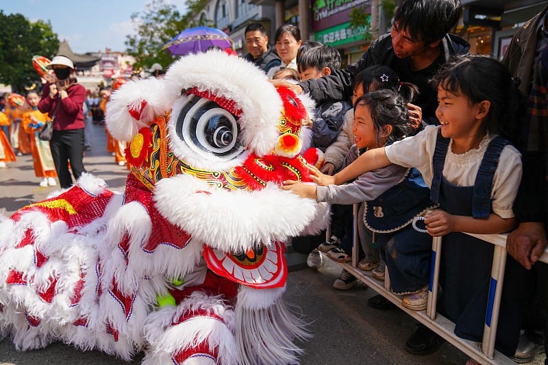 云南石屏：民俗巡演庆新春