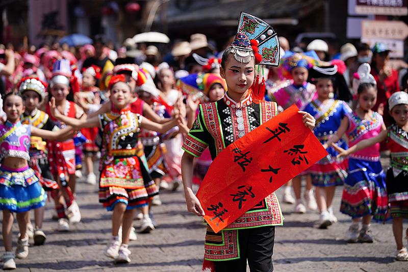 云南石屏：民俗巡演庆新春