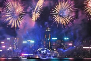 香港：马年烟花汇演照亮维多利亚港