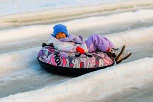 乌鲁木齐：游客体验冰雪项目