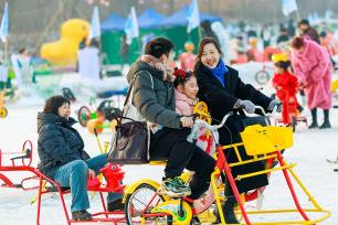 乌鲁木齐：游客体验冰雪项目