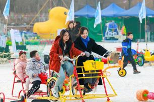 乌鲁木齐：游客体验冰雪项目