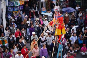 云南石屏：民俗巡演庆新春