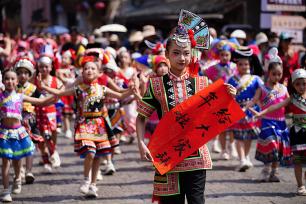 云南石屏：民俗巡演庆新春