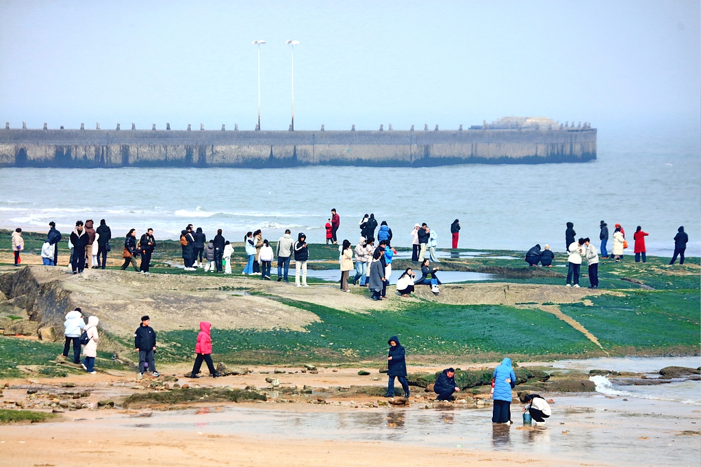 山东日照滨海游人气旺