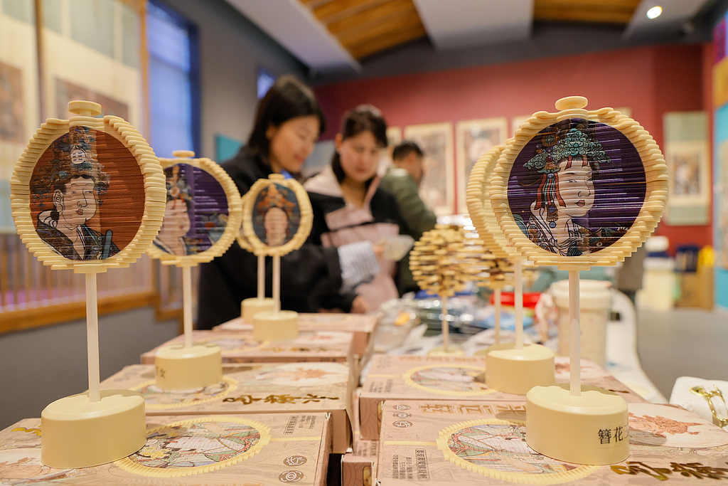 山西运城：永乐宫文创产品受游客青睐