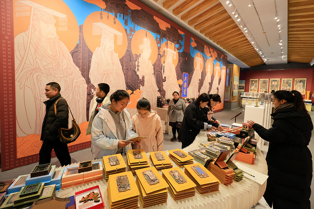 山西运城：永乐宫文创产品受游客青睐