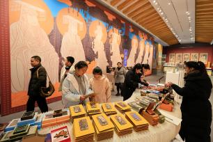 山西运城：永乐宫文创产品受游客青睐