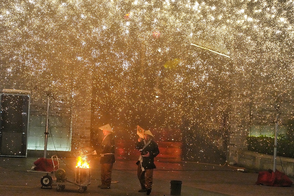 长沙上演城楼非遗打铁花 火树银花贺新春