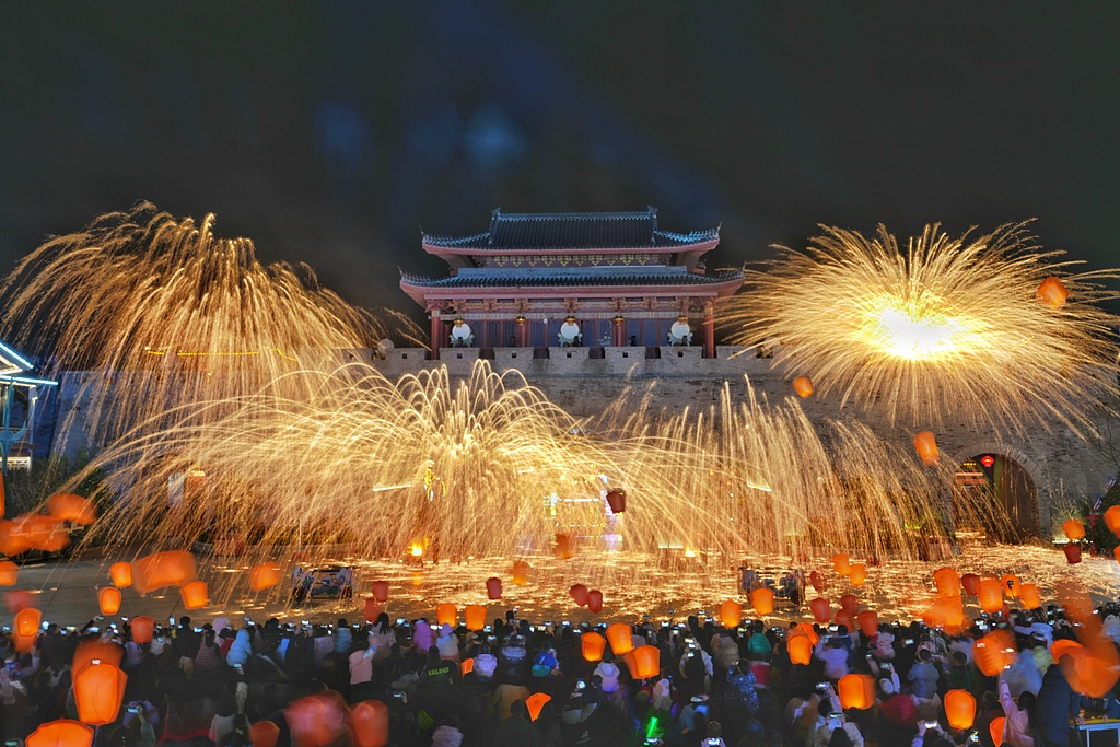 长沙上演城楼非遗打铁花 火树银花贺新春