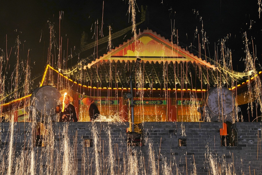 长沙上演城楼非遗打铁花 火树银花贺新春