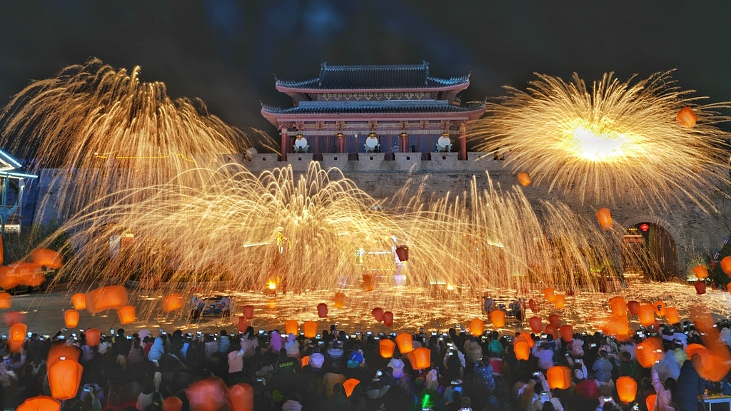 长沙上演城楼非遗打铁花 火树银花贺新春