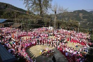 贵州榕江：苗族同胞盛装舞步庆新春