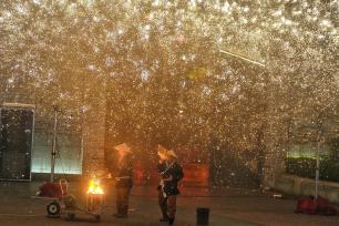 长沙上演城楼非遗打铁花 火树银花贺新春