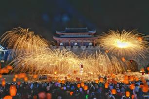 长沙上演城楼非遗打铁花 火树银花贺新春