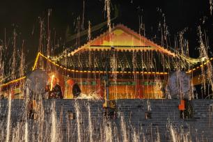 长沙上演城楼非遗打铁花 火树银花贺新春