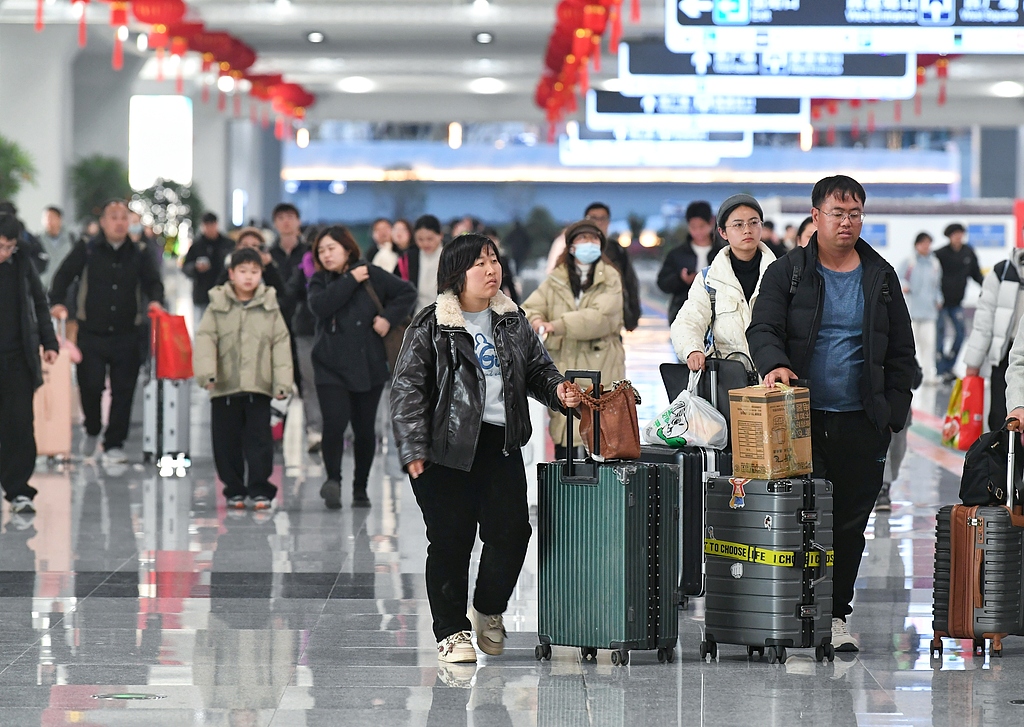 合肥西站迎来返程客流高峰 旅客有序出站