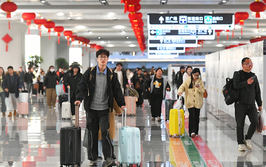 合肥西站迎来返程客流高峰 旅客有序出站