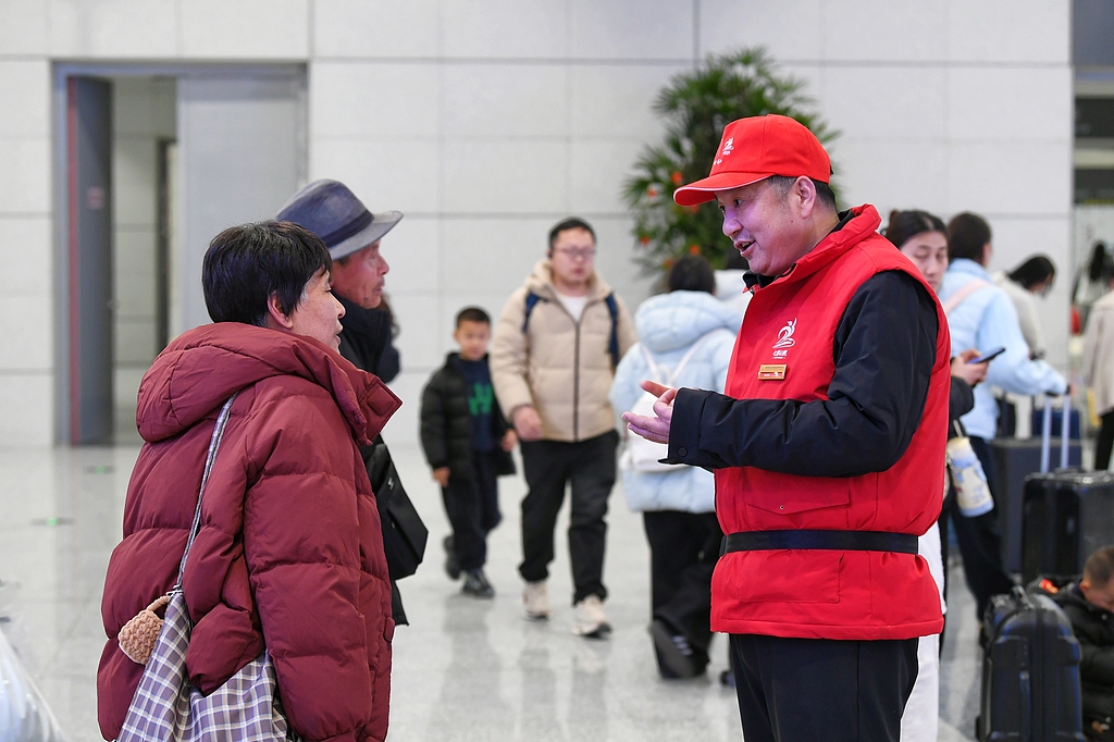 合肥西站迎来返程客流高峰 旅客有序出站