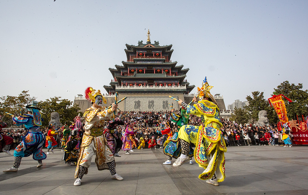 陕西咸阳：英歌舞与陕北秧歌同台展演闹新春