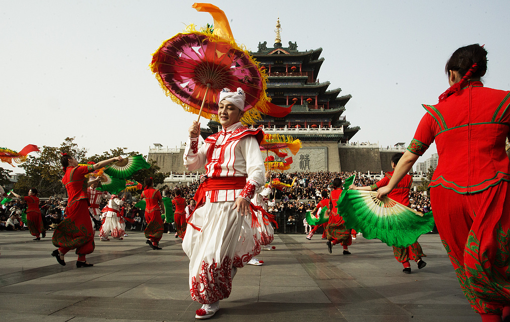 陕西咸阳：英歌舞与陕北秧歌同台展演闹新春