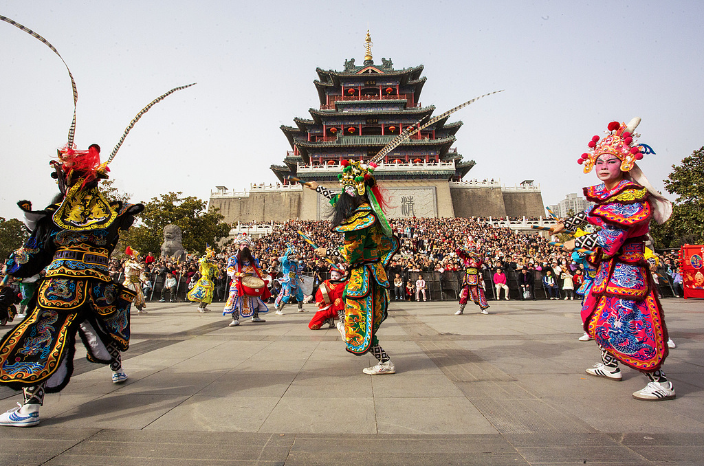 陕西咸阳：英歌舞与陕北秧歌同台展演闹新春