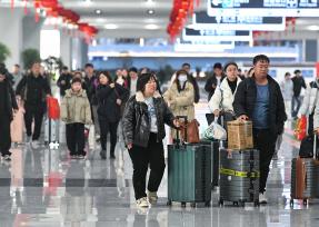合肥西站迎来返程客流高峰 旅客有序出站