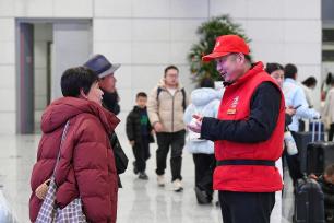 合肥西站迎来返程客流高峰 旅客有序出站