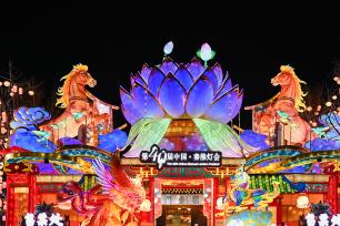 南京第40届秦淮灯会点亮古都夜色