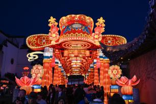 南京第40届秦淮灯会点亮古都夜色