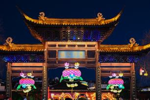 南京第40届秦淮灯会点亮古都夜色