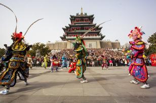 陕西咸阳：英歌舞与陕北秧歌同台展演闹新春