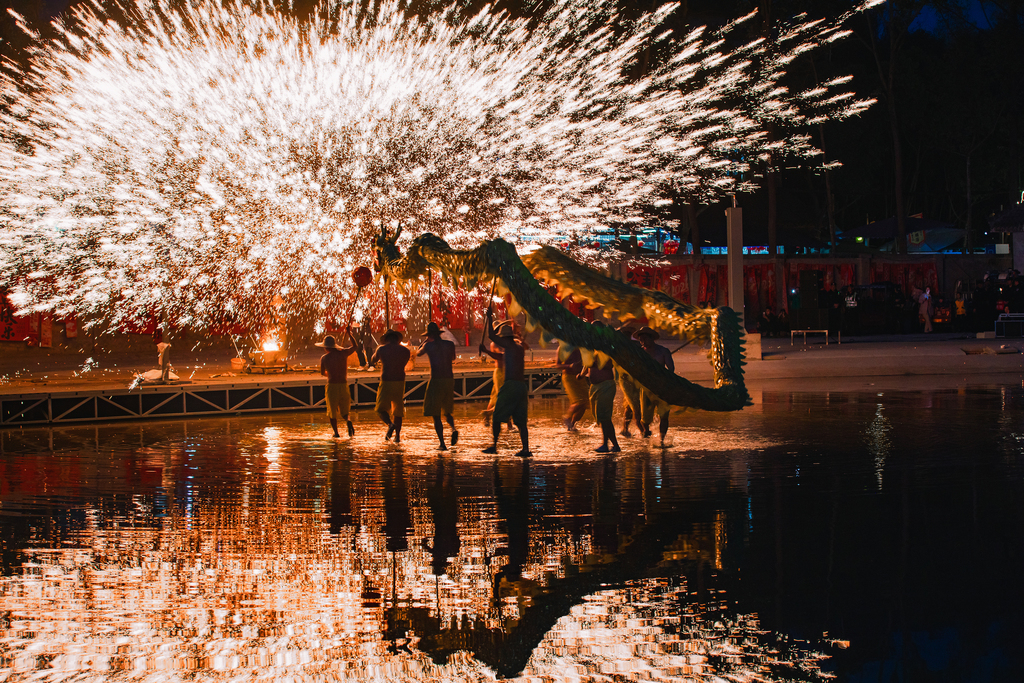 四川成都：古镇上演打铁花舞龙表演